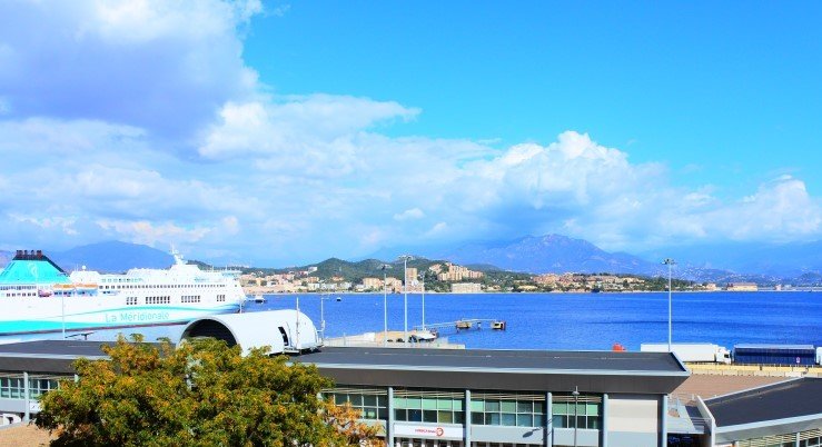 AU CŒUR DE LA VILLE, VUE SUR LE PORT