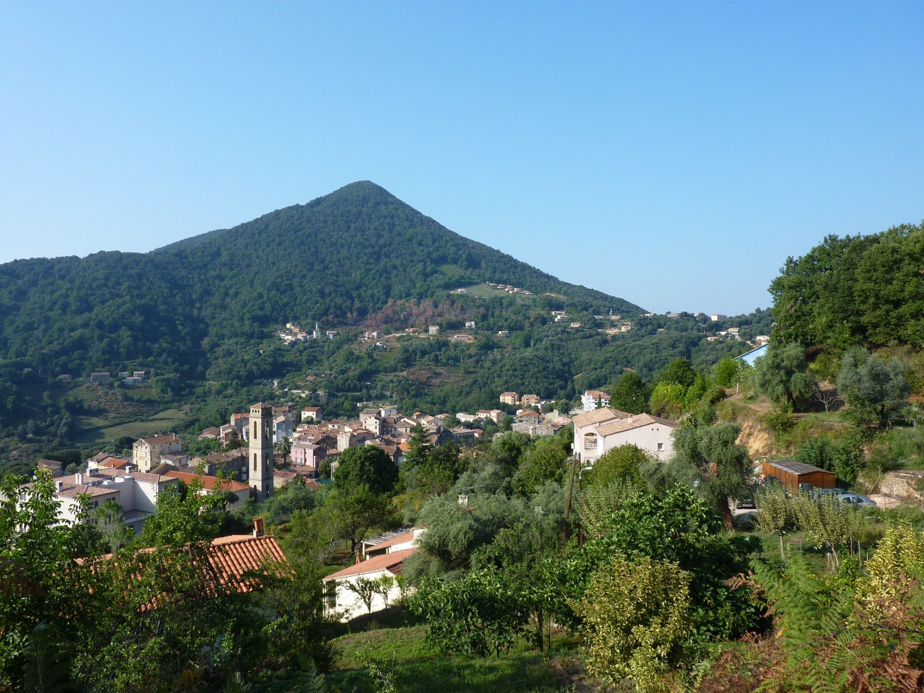 TERRAIN A VICO : VUE MONTAGNE