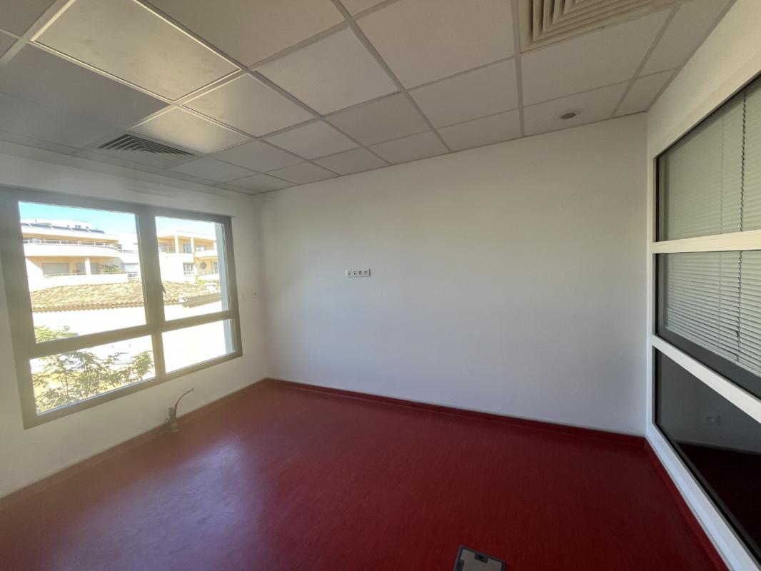 LOCAL RCE LES JARDINS DE BODICCIONE BT C BD LOUIS CAMPI AJACCIO