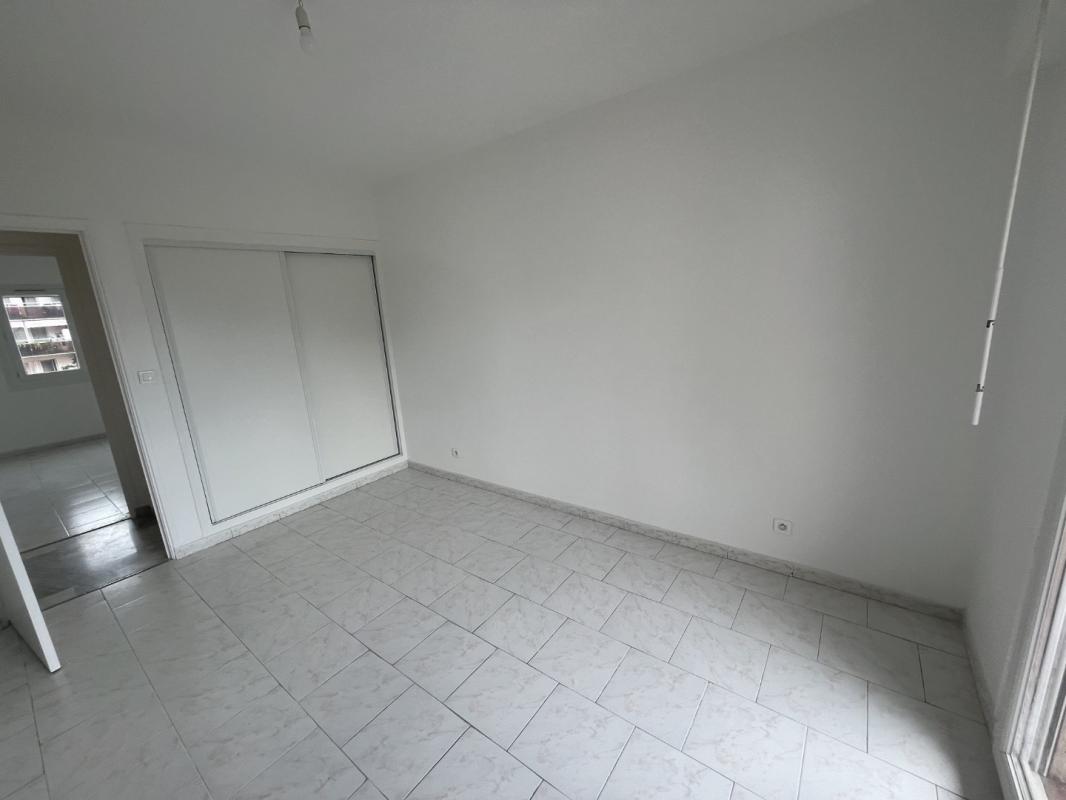 F4 RESIDENCE DES FLEURS LES BLEUETS AVE MARECHAL JUIN AJACCIO