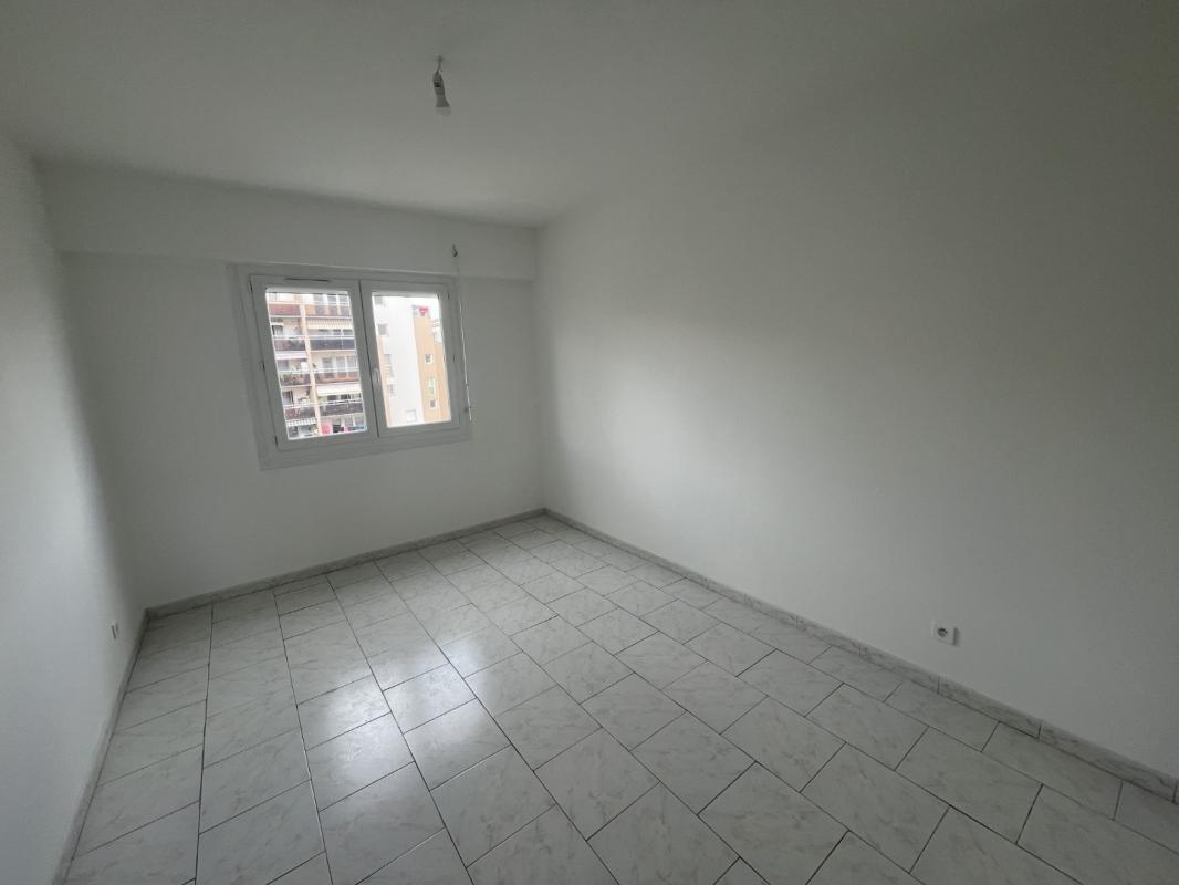 F4 RESIDENCE DES FLEURS LES BLEUETS AVE MARECHAL JUIN AJACCIO