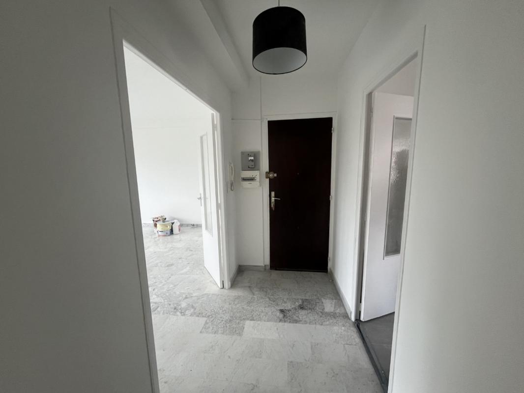 F4 RESIDENCE DES FLEURS LES BLEUETS AVE MARECHAL JUIN AJACCIO
