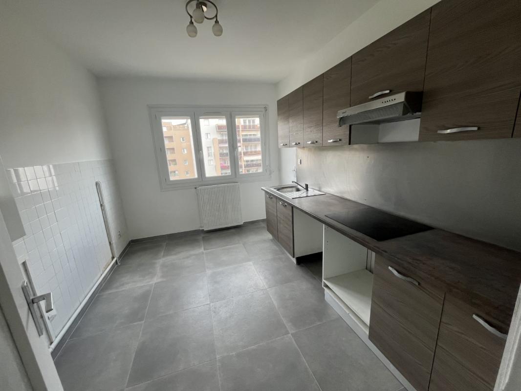 F4 RESIDENCE DES FLEURS LES BLEUETS AVE MARECHAL JUIN AJACCIO