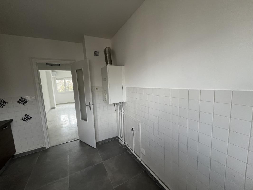 F4 RESIDENCE DES FLEURS LES BLEUETS AVE MARECHAL JUIN AJACCIO
