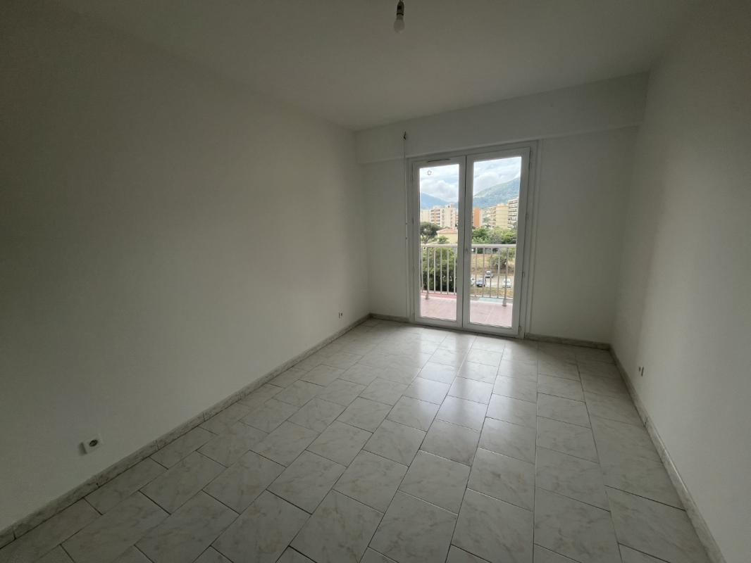 F4 RESIDENCE DES FLEURS LES BLEUETS AVE MARECHAL JUIN AJACCIO