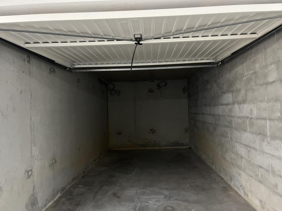 GARAGE EN SOUS SOL RCE CARRE DE BODICCIONE BT K1 AJACCIO